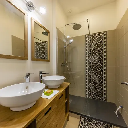 Moderne Pour 4 Personnes *